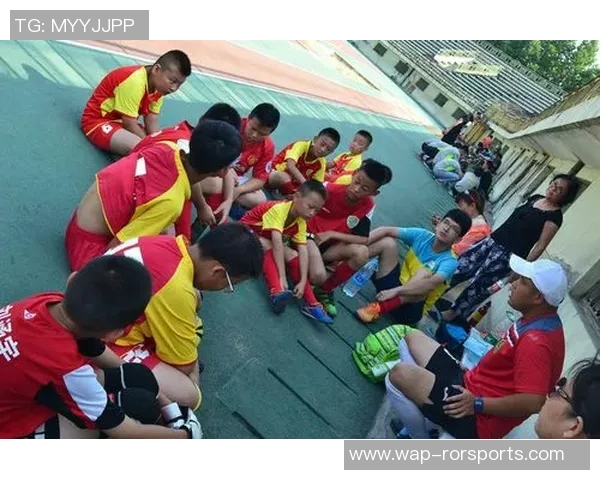 成都足球队逆袭之旅的真实记录与奋战精神的展现